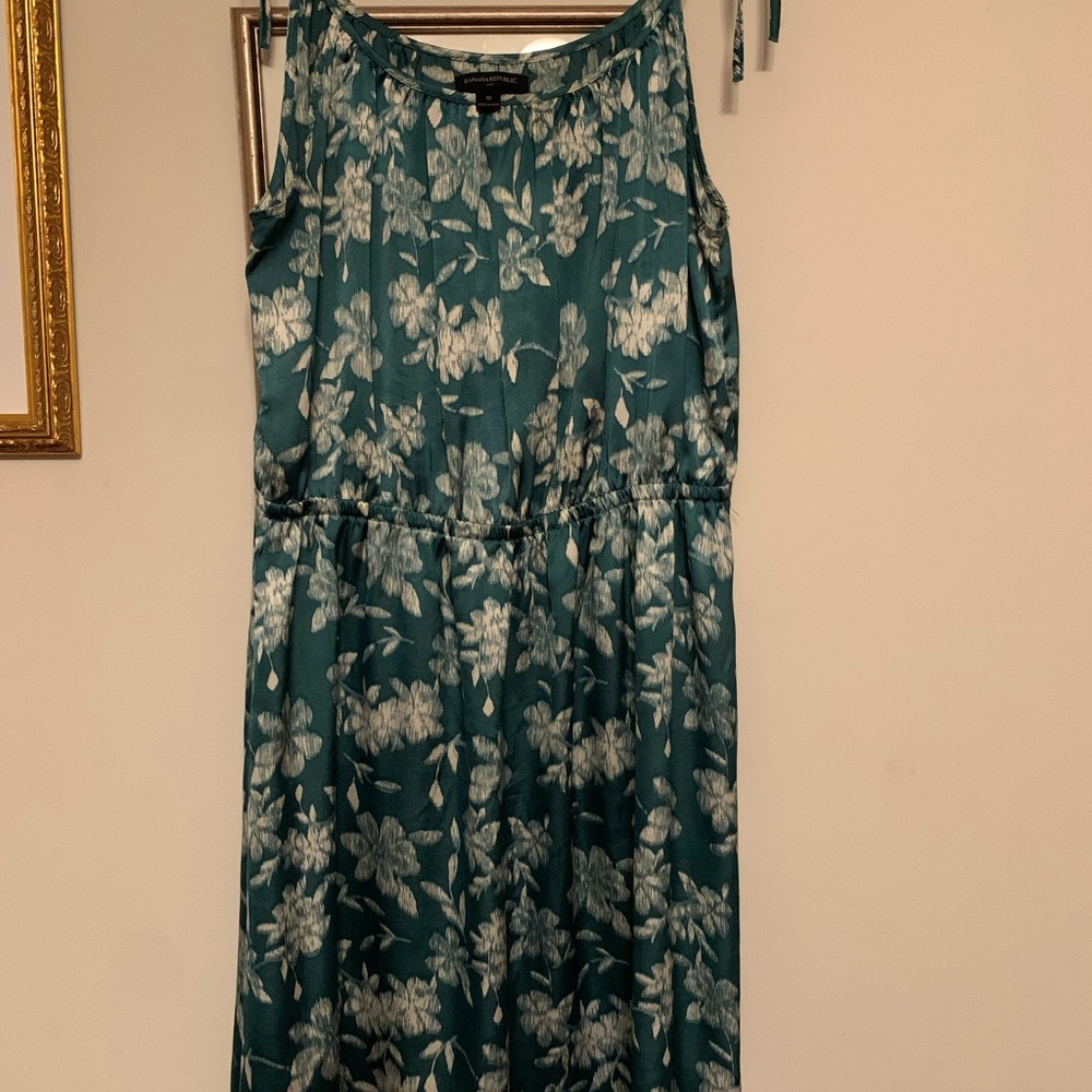 Banana Republic, size 10 summer dress. Sits at knee.